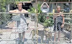  ?? PICTURE: HENK KRUGER ?? STRESSED: Jenny Kotze and Ursula Cox stand at the gate of their Plumstead home in Naruna Estate.