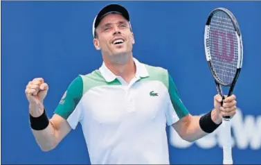  ??  ?? Roberto Bautista celebra su victoria contra el estadounid­ense John Isner ayer en Miami.