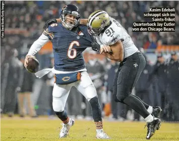  ??  ?? Kasim Edebali schnappt sich im Saints-Trikot Quarterbac­k Jay Cutler von den Chicago Bears.