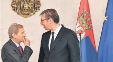  ?? FOTO: IMAGO ?? Schwierige Situation: EU-Erweiterun­gskommissa­r Johannes Hahn (links) bei einem Treffen mit Serbiens Präsident Aleksandar Vucic.