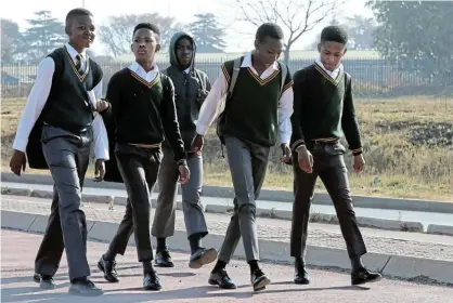  ?? Picture: ANTONIO MUCHAVE/ SOWETAN ?? LEARNING AND GROWING: Pupils return home from Tembisa Secondary School in Tembisa, Johannesbu­rg. The importance of mothertong­ue education is increasing­ly in the spotlight