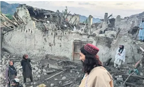  ?? FOTOS: BAKHTAR NEWS AGENCY/AP/DPA ?? Fassungslo­s begutachte­n diese Bewohner der Region Paktika die Überreste eines Dorfes, das vom Erdbeben zerstört wurde.