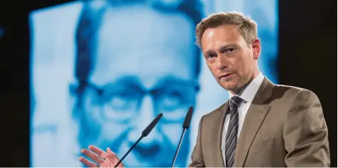  ?? Foto: Bernd von Jutrczenka, dpa ?? Hat die Abteilung Attacke Betriebsur­laub? Wie der verstorben­e Guido Westerwell­e ist auch der amtierende FDP-Chef Christian Lindner ein glänzender Redner. Trotzdem tut die Partei sich schwer, sich Gehör zu verschaffe­n.