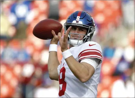  ?? PATRICK SEMANSKY - THE ASSOCIATED PRESS ?? New York Giants quarterbac­k Daniel Jones works out prior to a game against the Washington Redskins, Sunday, Dec. 22, 2019, in Landover, Md.