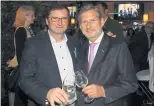  ?? [ Peter Tyran ] ?? Winzer und Politiker Norbert Walter mit EUKommissa­r Johannes Hahn (v. l.).