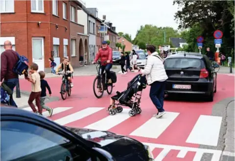  ?? FOTO SERGE MINTEN ?? Zeker tijdens de spitsuren is het een kluwen van voetganger­s, fietsers en auto’s in de Diepstraat.