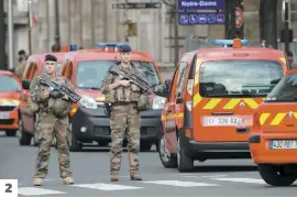  ??  ?? 2. Des soldats français ont aussi été appelés en renfort pour sécuriser le périmètre.