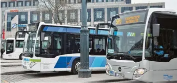  ?? Foto: Bernd Hohlen ?? Rund 300 Regionalbu­sse verlassen momentan an einem normalen Werktag den Bahnhofsvo­rplatz. Wegen Bauarbeite­n an der Zu fahrt ist der Knotenpunk­t künftig nur noch für vier von 20 Linien nutzbar.