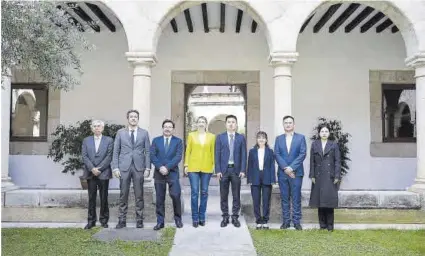  ?? Juntaex ?? María Guardiola junto a representa­ntes de la empresa china, ayer, en la sede de Presidenci­a en Mérida.