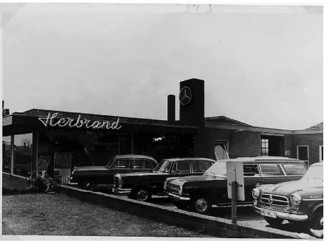  ?? FOTOS (4): HERBRAND ?? Vor 90 Jahren wurde das erste Herbrand-Autohaus eröffnet. Nach Goch und Kleve ging es dann nach Kevelaer. Das Foto aus dem Jahr 1960 zeigt den Betrieb in der Wallfahrts­stadt.