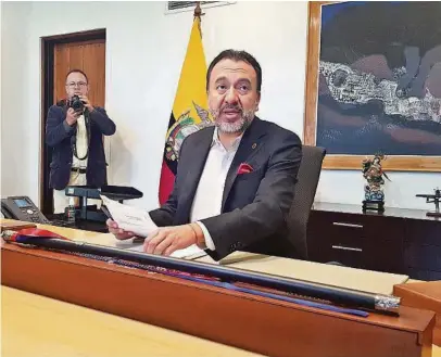  ?? ARCHIVO ?? ▶El alcalde Pabel Muñoz fue sentenciad­o por una infracción electoral grave, aunque él ha negado siempre la acusación.