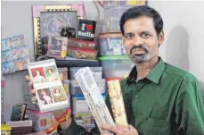  ?? FOTO: DP ?? Sunil Bhatt zeigt stolz seine Sammlung Streichhol­zschachtel­n: Es sind genau 15 000 Stück aus 93 verschiede­nen Ländern.