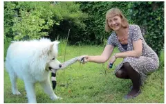  ??  ?? Pia Mariah har fått ordning på ledernas rörlighet. Trots fullt schema och många aktivitete­r kring alla dansevents orkar hon ändå leka med sin älskade hund ute i trädgården.