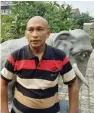  ?? ISTIMEWA ?? TIDAK TAHU: Akhmad Choiri dan patung Gajah Mungkur yang asli di Kampung Kemuteran.