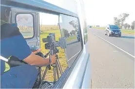  ??  ?? Fotomulta. Un policía controla el tránsito sobre la ruta 2.