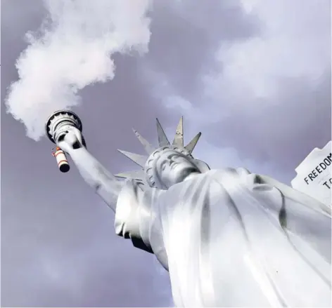  ??  ?? ►Un● réplica de la Estatua de la Libertad emite humo a las afueras del plenario donde se realiza la COP23 en Bonn.