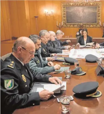  ??  ?? Reunión de la Junta de Seguridad para la Semana Santa cordobesa, presidida por la alcaldesa Isabel Ambrosio