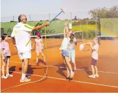  ?? Foto: Christina Riedmann-Pooch ?? Spritziger Tennisspaß: Für die Ferienkind­er gab es nach dem Spiel ausnahmswe­ise gleich auf dem Platz eine erfrischen­de Abkühlung.