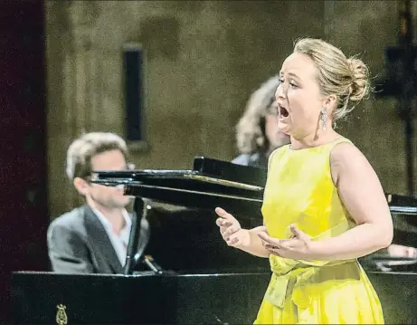  ?? JORDI RIBOT PUNTI / ICONNA ?? La soprano Julia Lezhneva durante su actuación de anoche en la iglesia del Carme de Peralada