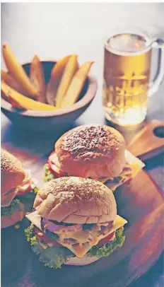  ?? FOTO:/TOMMYS TEUFELSKÜC­HE ?? Beim Grillkurs Burger & Beer ist der Schwerpunk­t klar gesetzt. Das wird lecker! Buchen Sie sich jetzt Ihren Wunschterm­in.