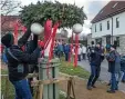  ?? FOTO:PETERHANSE­N ?? männer und kinder zogen den adventskra­nz hoch.