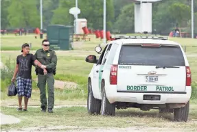  ?? COURTNEY SACCO/USA TODAY NETWORK ?? An agent detains a man near the Rio Grande.