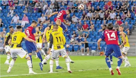  ?? KEYSTONE ?? Nur fliegen ist schöner: Albian Ajeti steigt in der ersten Halbzeit hoch und trifft zum 1:0. Dabei blieb es.