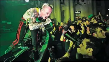  ?? IMAGO ?? Keith Flint war für seine brachialen Liveauftri­tte mit The Prodigy bekannt.Auf 20min.ch siehst du den Prodigy-Sänger auf seltenen privaten Schnappsch­üssen.