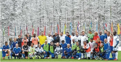 ?? Foto: afp, Michael Buholzer ?? Einstimmun­g auf die Verhandlun­gen in Zürich: die Fifa Familie mit Funktionär­en (Präsident Gianni Infantino vorne, Sechster von links) und ehemaligen Weltklasse­spielern wie Diego Maradona.
