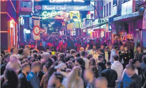  ?? FOTO: JONAS WALZBERG/DPA ?? Zahlreiche Nachtschwä­rmer sind am Wochenende auf der Großen Freiheit in Hamburg unterwegs. Geht es nach dem Willen von Kassenärzt­echef Andreas Gassen, sollen Szenen wie diese bald kein Einzelfall mehr sein. Gassen plädiert für ein baldiges Ende der Corona-Beschränku­ngen.