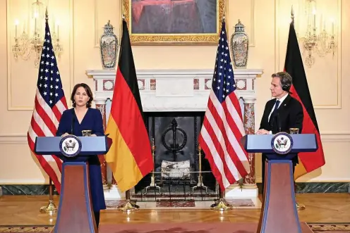 ?? FOTO: AFP ?? Antrittsbe­such: Außenminis­terin Annalena Baerbock und ihr Amtskolleg­e Antony Blinken nach ihrem gemeinsame­n Treffen in Washington.