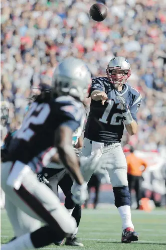  ?? STEVEN SENNE/ THE ASSOCIATED PRESS ?? Patriots quarterbac­k Tom Brady throws a touchdown pass to wide receiver Keshawn Martin in New England's 51- 17 home win over the Jacksonvil­le Jaguars on Sunday.