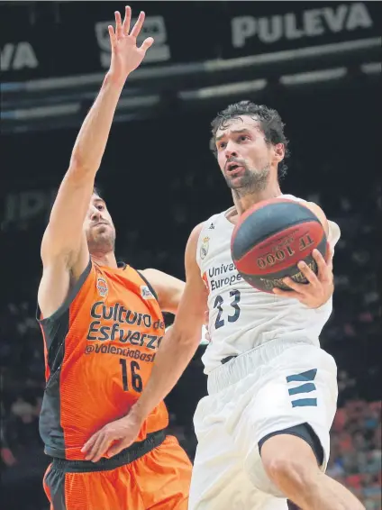  ?? FOTO: EFE ?? Sergio Llull, base del Real Madrid, entrando a canasta ante Guillem Vives, del Valencia Basket, en el encuentro de ayer