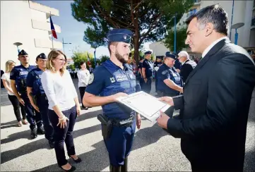  ?? (Photo C.T.) ?? Le gardien brigadier Florian Dauris fait partie de l’équipe qui a déjoué la tentative d’escroqueri­e.