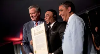  ?? FUENTE EXTERNA ?? El bachatero (centro) recibe la proclama que declara el 8 de agosto como Día de Anthony Santos en la Ciudad de New York.