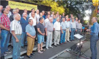  ?? FOTO: JOSEF SCHNEIDER ?? Der Liederkran­z Ellwangen hat beim Sommerfest der Chorwerkst­att Rindelbach mit seinen Liedern begeistert. Als weiterer Gastchor war auch der Kirchencho­r Schönenber­g eingeladen.