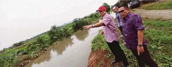  ?? [FOTO SYARAFIQ ABD SAMAD/BH] ?? Mohd Puad (kiri) bersama Timbalan Ketua UMNO Batu Pahat, Zaidi Jaafar (kanan) melihat keadaan Sungai Simpang Kanan selepas kerja mendalam dan pembersiha­n sungai itu.