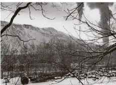  ?? FOTO: HARTUNG
FOTO: J.C. SCHMIDT ?? In den 80er Jahren baute die Grube Göttelborn den Absinkweih­er Hahnwiese (Bild links oben neben der Grafik). Auf diesem Bild ist das Band zu sehen, das die Berge auf die Halde brachte. Rechts daneben: das Kraftwerk.