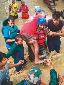  ?? PTI ?? ■ Army troops rescue villagers stranded in floodwater in Tanakpur, Uttarakhan­d, yesterday.