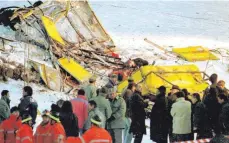  ?? FOTO: PANATO/DPA ?? Die Tragödie am 3. Februar 1998: Rettungsma­nnschaften sind nach dem Seilbahnun­glück an der abgestürzt­en Gondel im Einsatz.