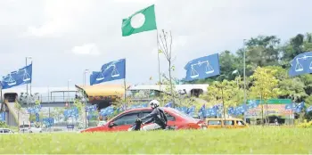  ??  ?? A PAS flag is seen amidst many BN flags.