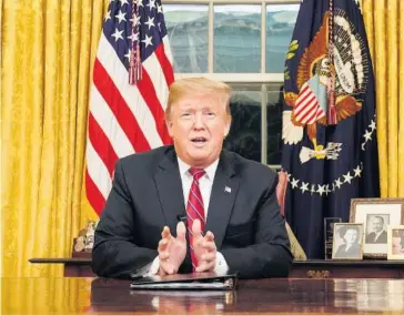  ?? FOTO: AP ?? &gt; El presidente estadounid­ense, Donald Trump no indica si seguirá adelante con lo de la emergencia nacional.