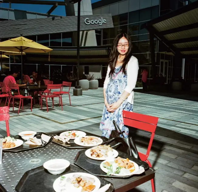  ??  ?? Al fresco dining for employees at the staff cafeteria at the Googleplex in Mountain View