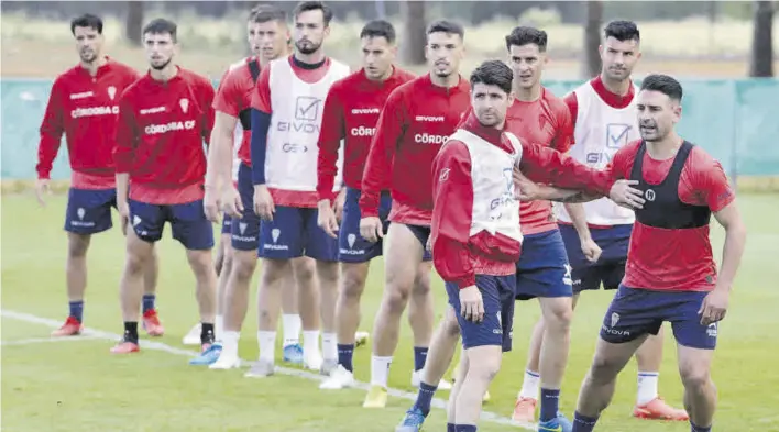  ?? A.J. GONZÁLEZ ?? Jugadores del Córdoba durante un entrenamie­nto de la plantilla blanquiver­de en la Ciudad Deportiva, esta temporada.