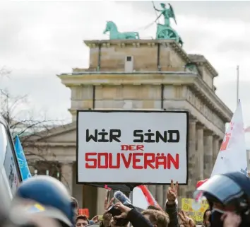  ?? Foto: Christoph Soeder, dpa ?? Vor dem Brandenbur­ger Tor kam es zu Protesten gegen die Corona‰Politik der Regierung.