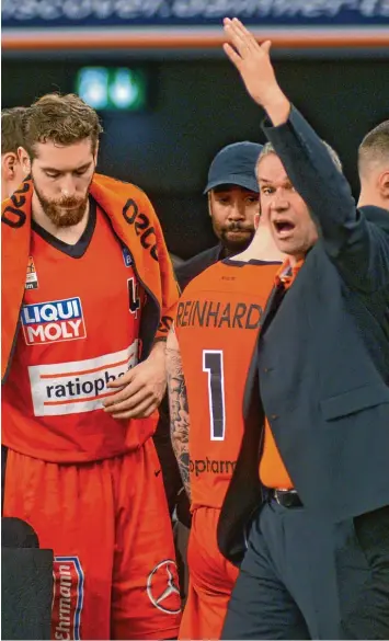  ?? Foto: Horst Hörger ?? In dieser Szene regt sich der Ulmer Manager Thomas Stoll über eine Schiedsric­hter Entscheidu­ng auf. Aber auch der Spielverla­uf und das Ergebnis gegen Bonn waren ärgerlich.