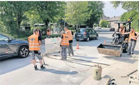  ?? FOTOS: MÖW ?? An der Stauffenbe­rgstraße war am Mittwoch ein Team im Einsatz, um die Fahrbahn wieder zu asphaltier­en.