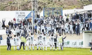  ?? SERVICIO ESPECIAL ?? Comunión Los jugadores comparten su alegría con la grada al término del partido.