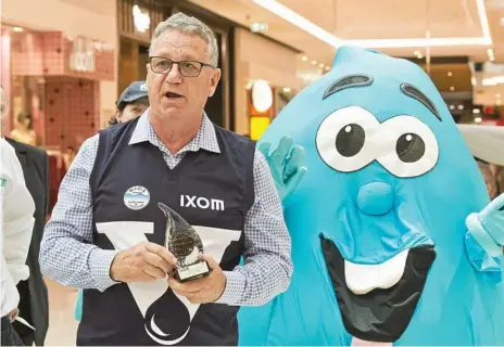  ?? Photo: Nev Madsen ?? TOP QUALITY: John Harris accepts the trophy for Wannon Water, Hamilton as the winner of the Ixom 2018 Best Tasting Tap Water competitio­n judged in Grand Central.