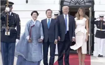  ?? AP ?? Visita. El presidente de Estados Unidos, Donald J. Trump y la primera dama, Melania Trump, reciben al presidente de Corea del Sur, Moon Jae-in y su esposa, Kim Jeong-suk, en la Casa Blanca, ayer en Washington.